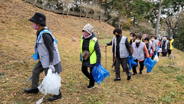 나주시니어클럽 공익활동형 공공시설관리지원사업에 참여하는 어르신 100여 명이 지난 7일 남산공원 일대에서 건강과 환경을 지키는 ‘플로깅’을 펼쳐 눈길을 끌었다.