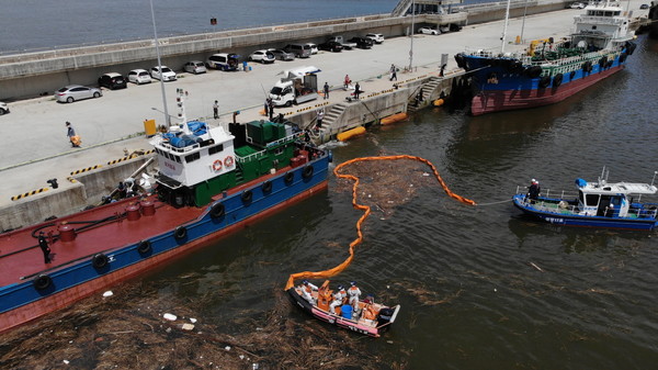 ▲ 여수 신북항 일원에서 민관합동으로 폭우로 떠밀려온 해양쓰레기를 수거하고 있다.