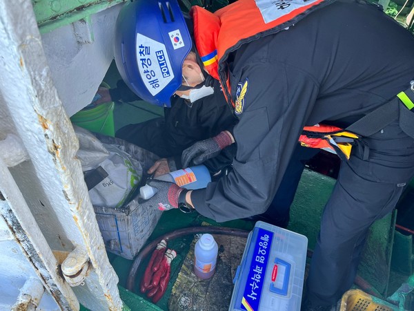 ▲ 유출 혐의 선박을 조사하는 해양경찰