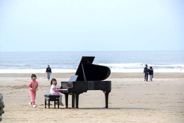 ▲낮에 양산해변에 설치된 피아노 치는 아이(출처: 오종찬)