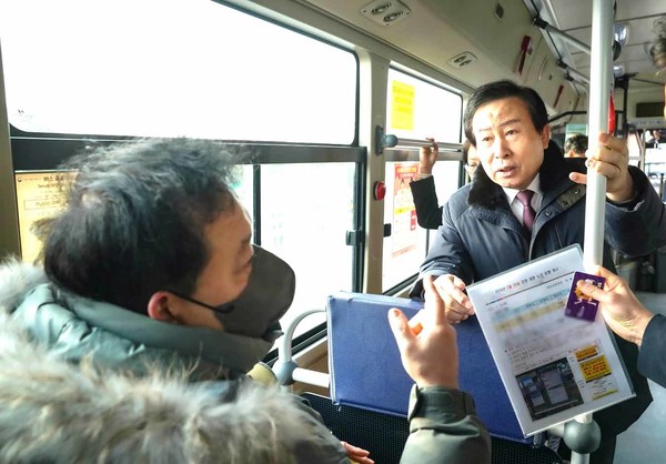 ▲개편된 시내버스를 탑승해 시민 의견을 청취하는 박홍률 목포시장 / 목포시 제공